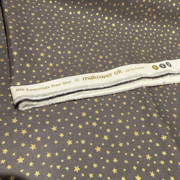 Makower UK Christmas Essentials New Star Grey with Gold Metallic - 1 Yard - Picture 5 of 5